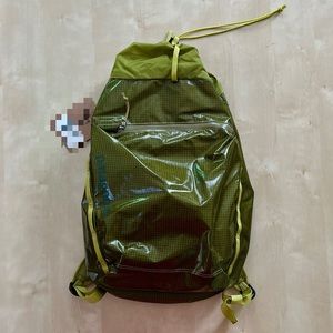 Patagonia LE black hole cinch pack/nylon/green, brand new, light and durable